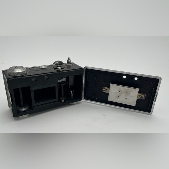 Vintage 35 Brownie, Argus C3 50mm camera, Charlie Chaplain film & 2 vintage Mags - Picture 9 of 16